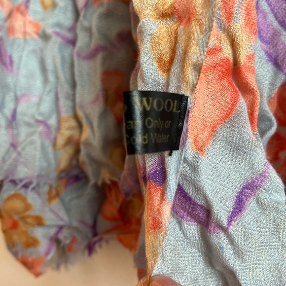 100% WOOL SPRING WEIGHT FLORAL SCARF - Picture 5 of 12